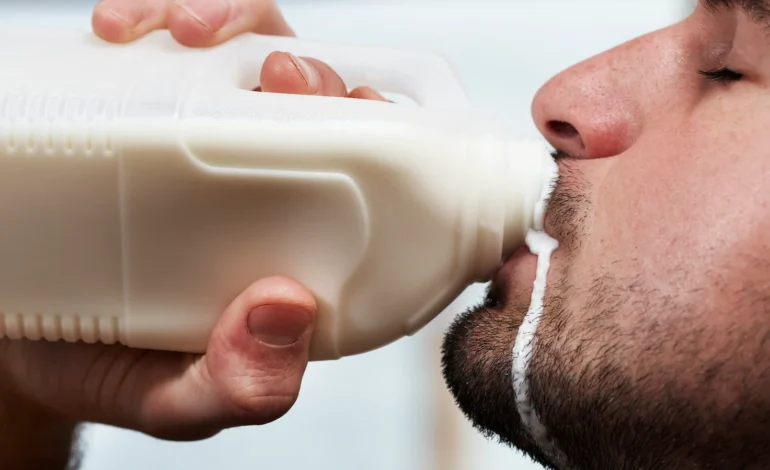 ज़्यादा दूध पीना भी है नुकसानदायक, झेलने पड़ सकते हैं ये 10 साइड इफेक्ट्स, इन हेल्थ कंडीशन में तो भूलकर भी न करें सेवन