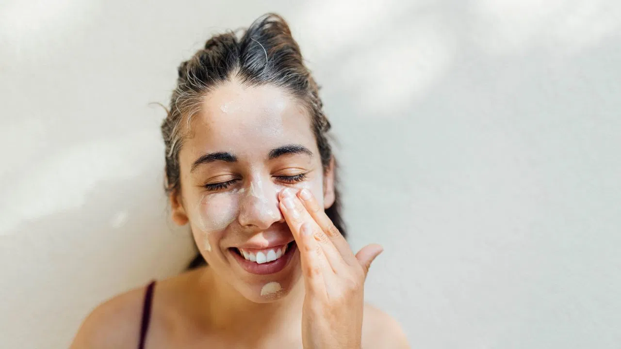 Skin Care: सनस्क्रीन से हो जाती है एलर्जी तो घर में रखीं इन चीजों को त्वचा पर लगाएं