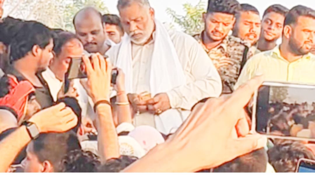 Bihar: पप्पू यादव ने नोटों से बढ़ाया चुनावी तापमान, बाढ़ पीड़ितों में बांटा पैसा, FIR दर्ज