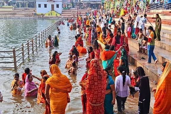 Chhath Puja 2025: उगते Surya को Arghya देकर संपन्न हुआ महापर्व, घाटों पर गूंजे ‘छठ मइया के जयकारे’
