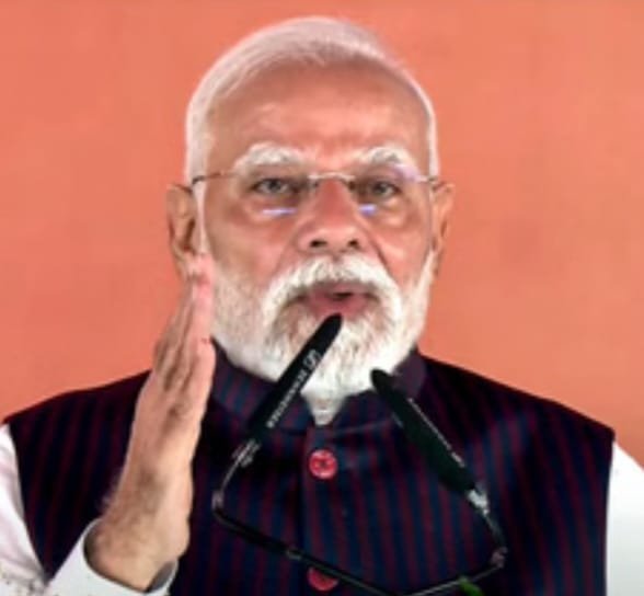 PM Modi: पीएम मोदी की किसानों को बड़ी सौगात, 35 हजार करोड़ की योजनाओं का किया शुभारंभ