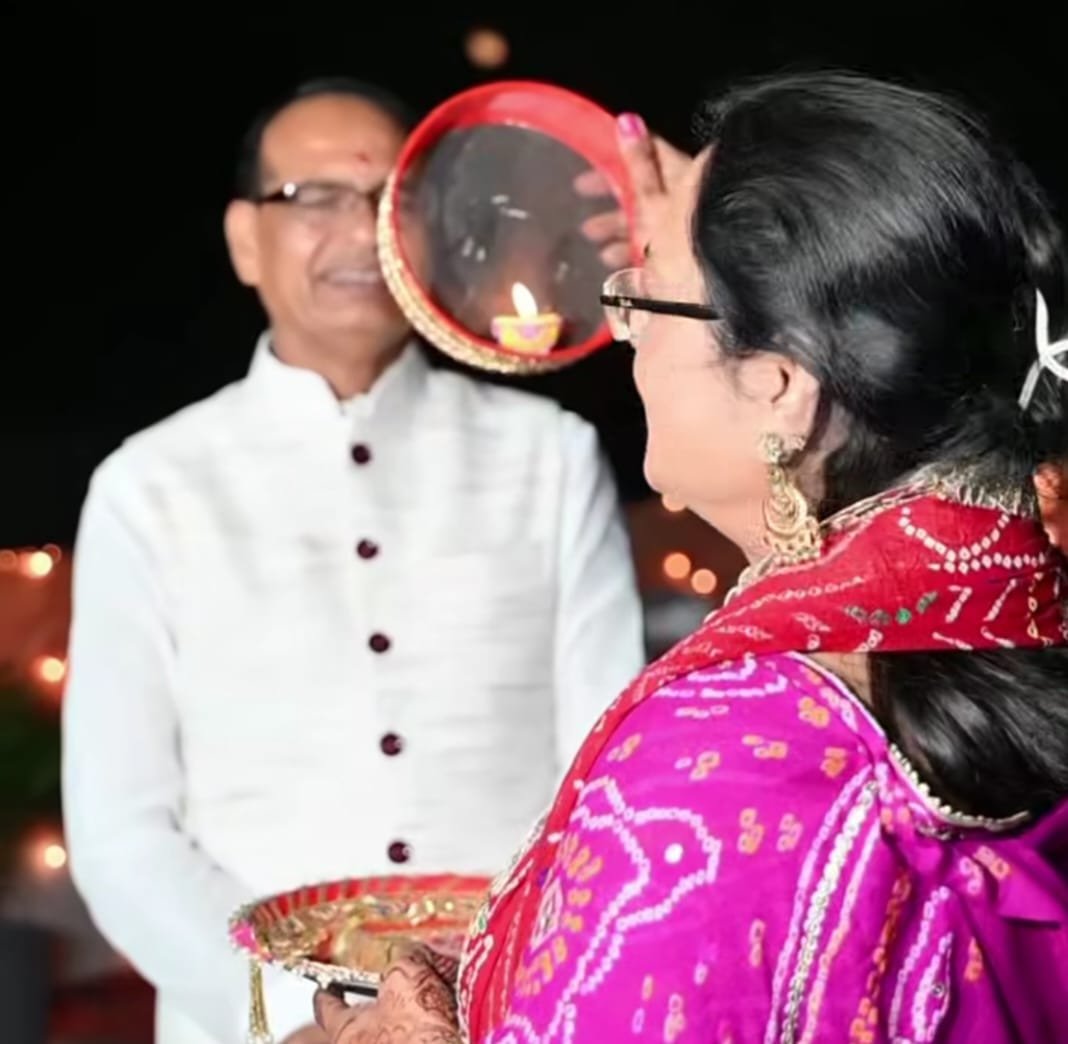 Karwa Chauth 2025: देशभर में दिखा चांद, दिया अर्घ्य पूरा हुआ सुहागिनों का महापर्व