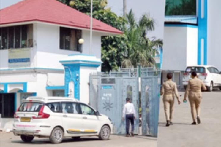 UP news : संभल जिले में मीत कारोबारियों के ठिकानों पर बड़ी रेड : 70 गाड़ियों में पहुंची आयकर टीम